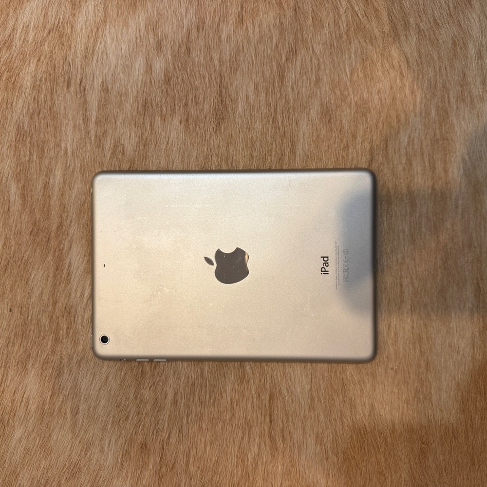 Apple iPad Mini2 64K wi-fi in White - Compact Tablet - Picture 3 of 8